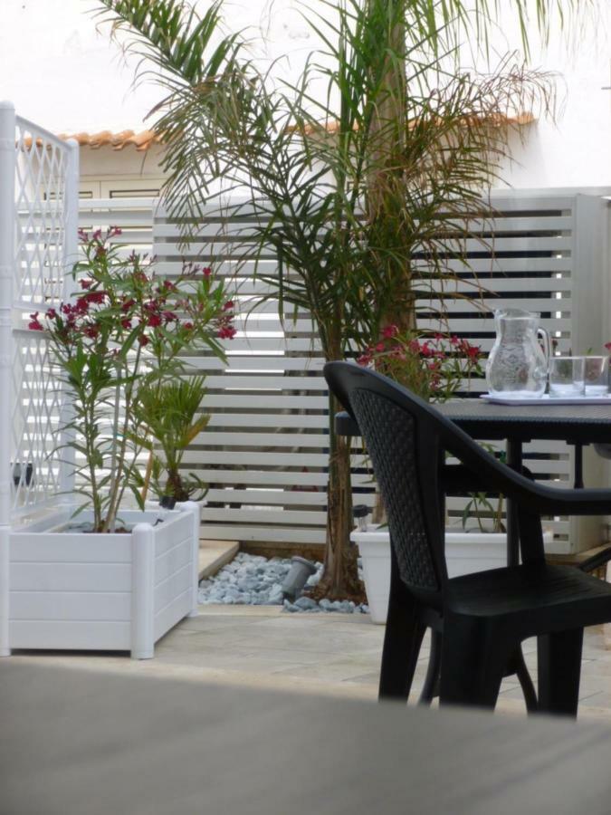 Charm Holiday Terrasini Bagian luar foto