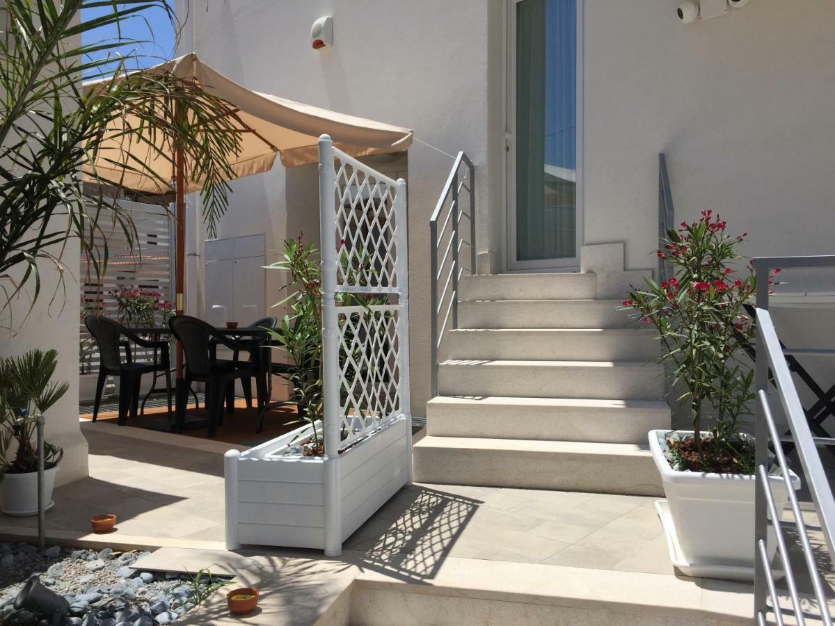 Charm Holiday Terrasini Bagian luar foto